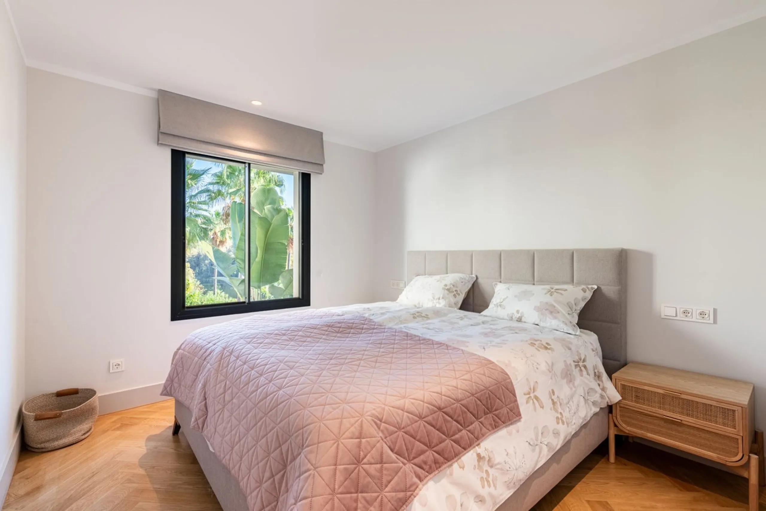 Apartment - Middle Floor Apartment в продаже в Marbella, Málaga. В доме 2 спален и 2 ванных комнат. Площадь дома 169 м²