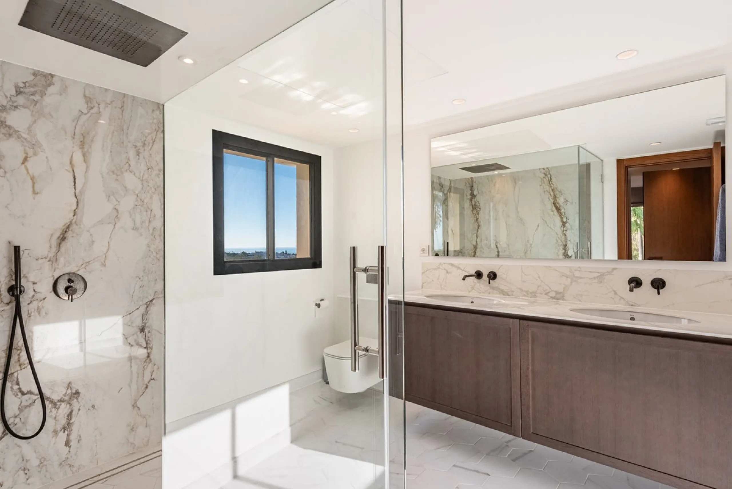 Apartment - Middle Floor Apartment в продаже в Marbella, Málaga. В доме 2 спален и 2 ванных комнат. Площадь дома 169 м²