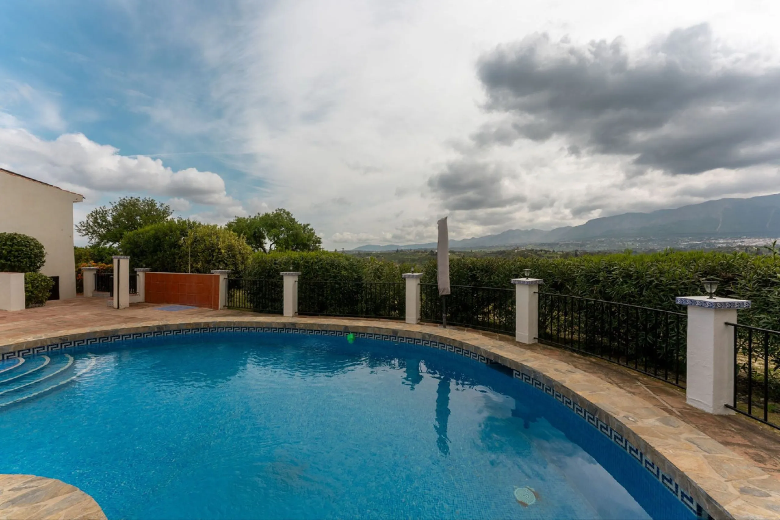 Set in a calm and picturesque countryside location, yet just a 10-minute drive from both Alhaurín el Grande and Coín, this beautifully renovated finca perfectly captures the essence of the modern Mediterranean lifestyle, with ample space, privacy, sunshin