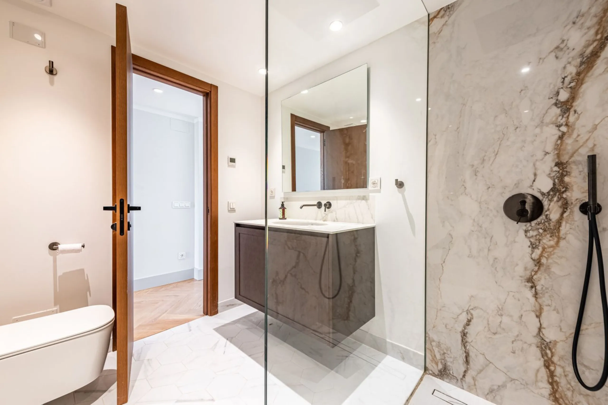 Apartment - Middle Floor Apartment в продаже в Marbella, Málaga. В доме 2 спален и 2 ванных комнат. Площадь дома 169 м²