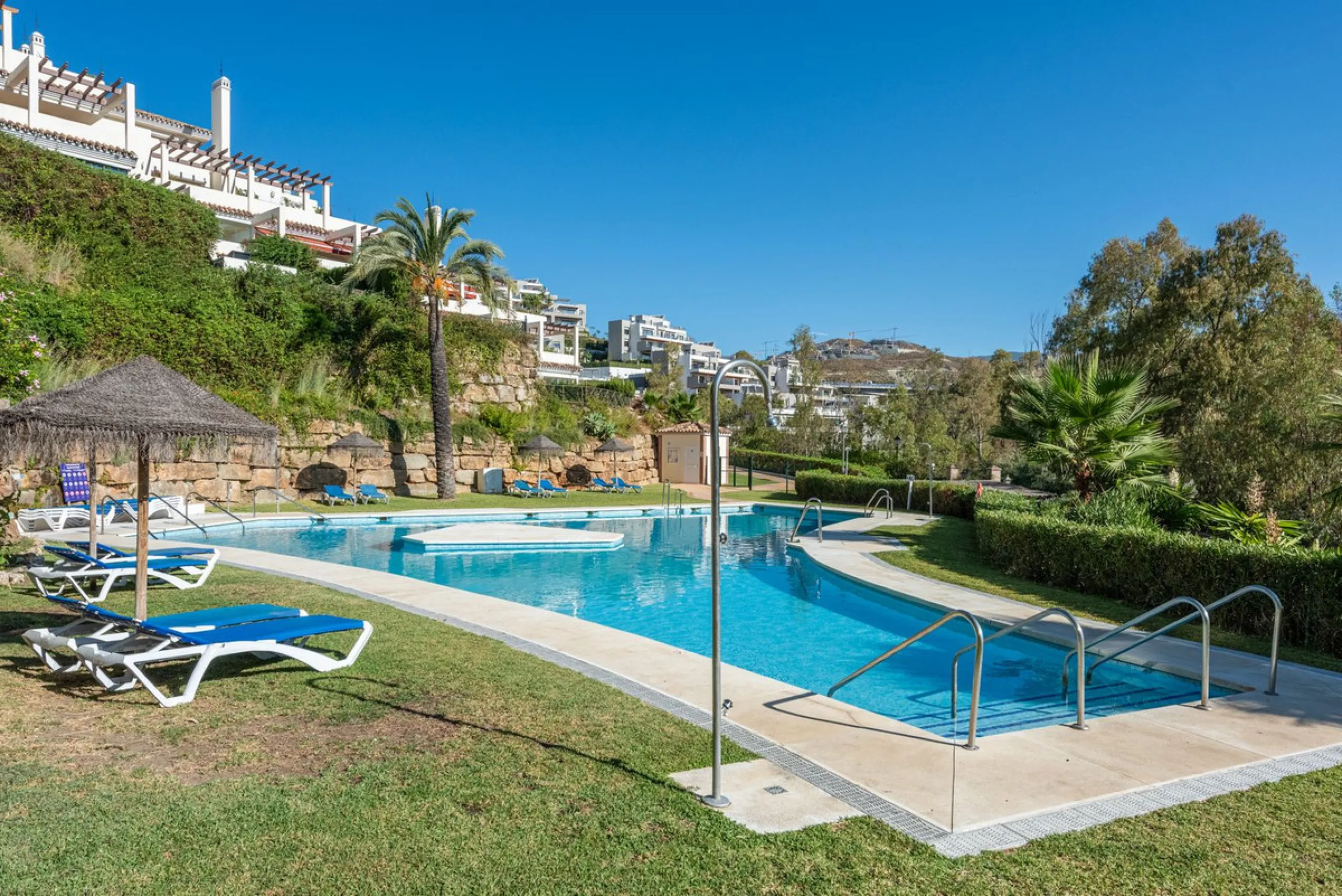 Apartment - Middle Floor Apartment в продаже в Marbella, Málaga. В доме 2 спален и 2 ванных комнат. Площадь дома 169 м²