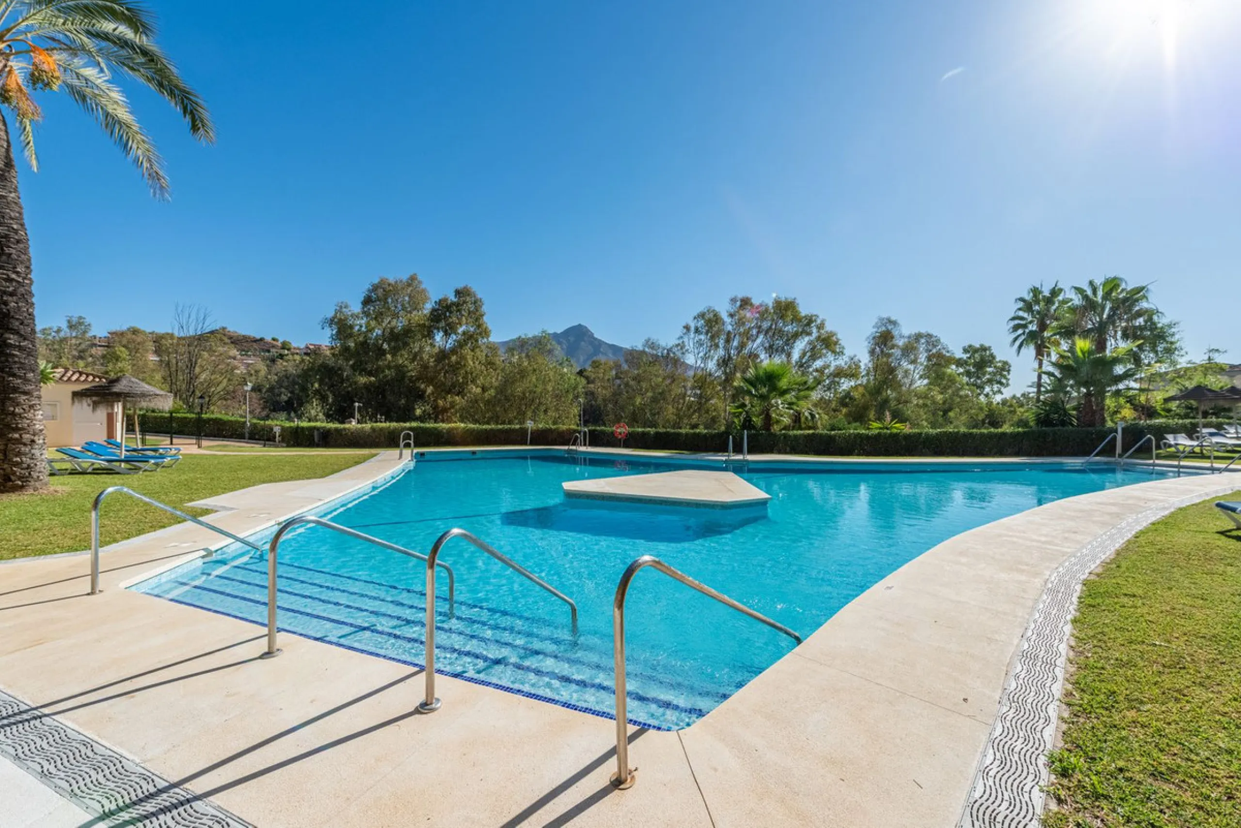 Apartment - Middle Floor Apartment в продаже в Marbella, Málaga. В доме 2 спален и 2 ванных комнат. Площадь дома 169 м²