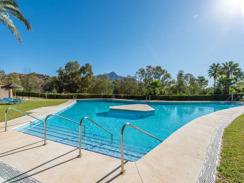 Apartment - Middle Floor Apartment в продаже в Marbella, Málaga. В доме 2 спален и 2 ванных комнат. Площадь дома 169 м²