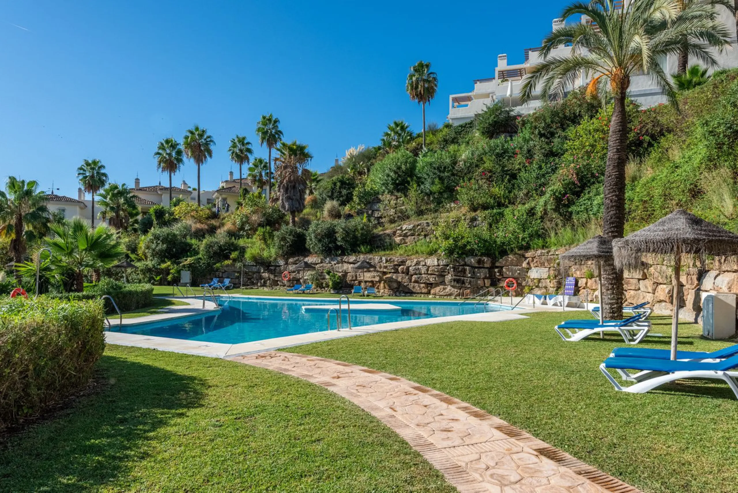 Apartment - Middle Floor Apartment в продаже в Marbella, Málaga. В доме 2 спален и 2 ванных комнат. Площадь дома 169 м²