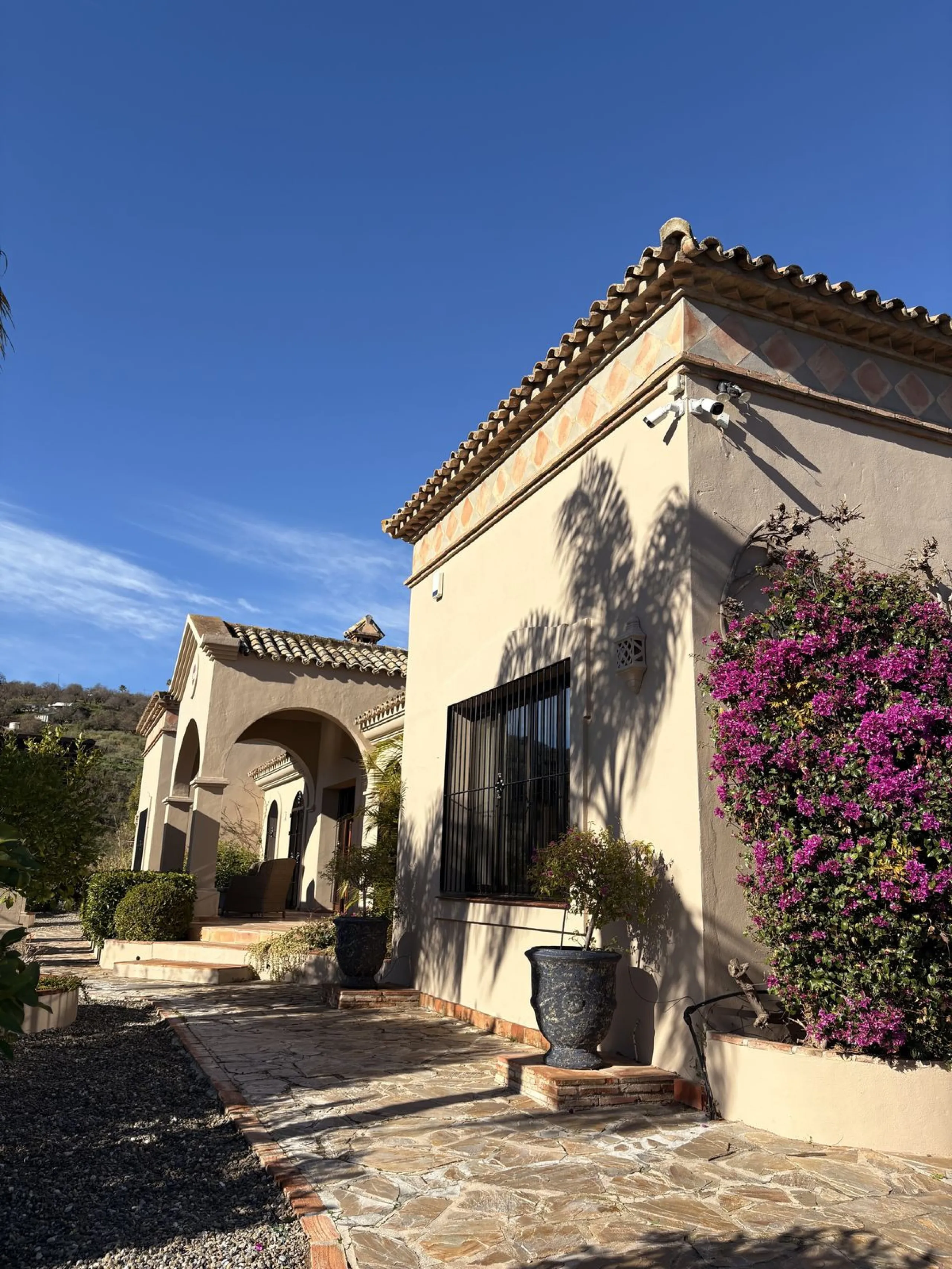 Located in the hills of Monda, this exceptional villa offers a perfect blend of nature and tranquility. The property features 4 comfortable bedrooms and 3 elegant bathrooms, making it an ideal retreat for families or those who enjoy hosting guests.