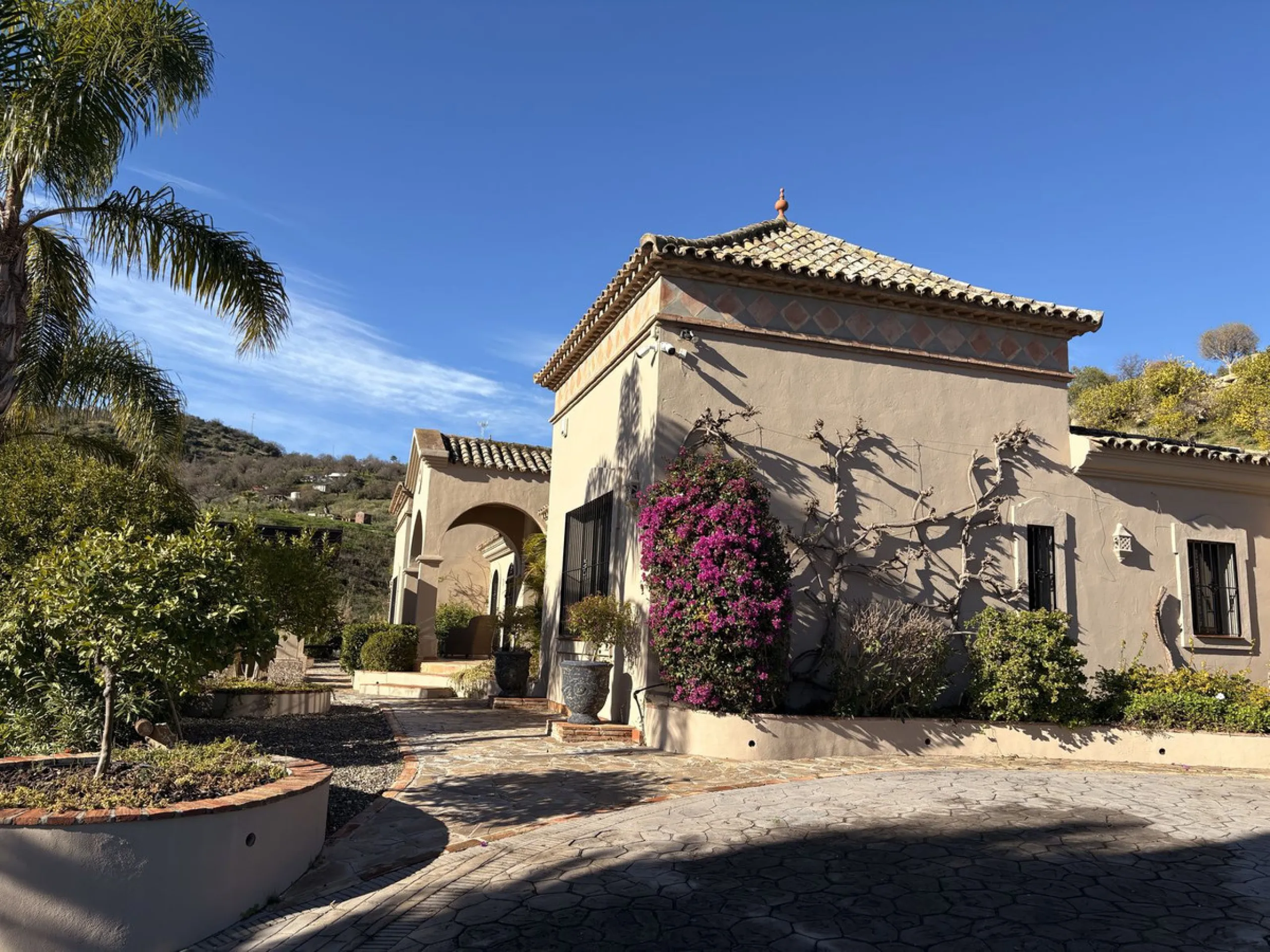 Located in the hills of Monda, this exceptional villa offers a perfect blend of nature and tranquility. The property features 4 comfortable bedrooms and 3 elegant bathrooms, making it an ideal retreat for families or those who enjoy hosting guests.