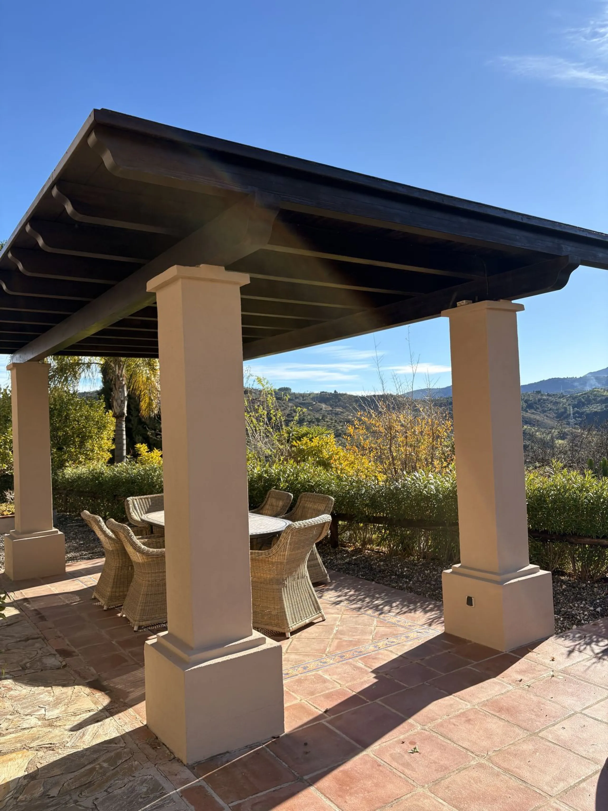 Located in the hills of Monda, this exceptional villa offers a perfect blend of nature and tranquility. The property features 4 comfortable bedrooms and 3 elegant bathrooms, making it an ideal retreat for families or those who enjoy hosting guests.