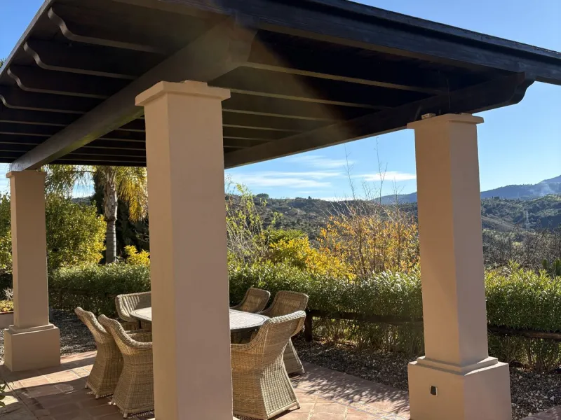 Located in the hills of Monda, this exceptional villa offers a perfect blend of nature and tranquility. The property features 4 comfortable bedrooms and 3 elegant bathrooms, making it an ideal retreat for families or those who enjoy hosting guests.