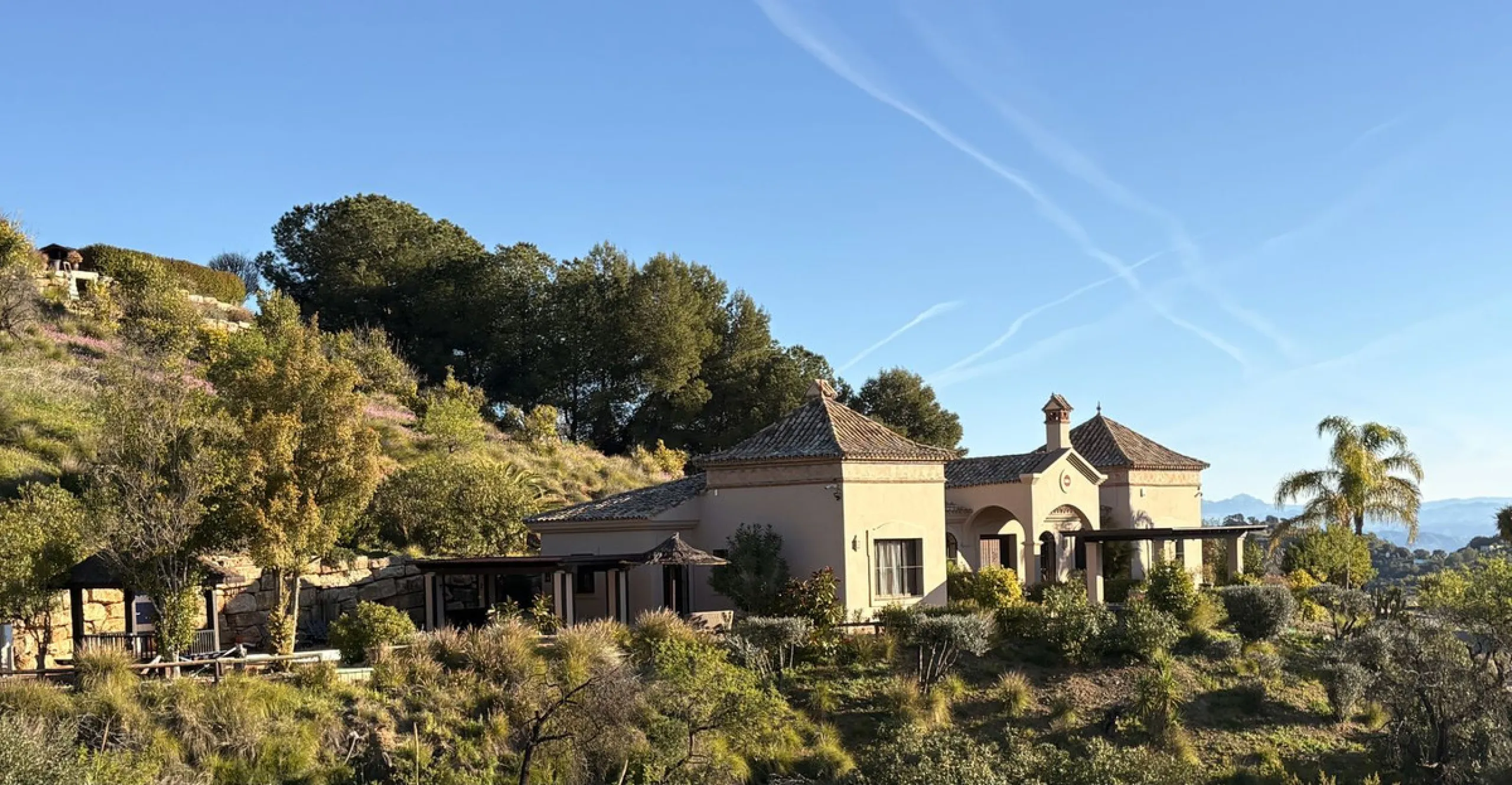 Located in the hills of Monda, this exceptional villa offers a perfect blend of nature and tranquility. The property features 4 comfortable bedrooms and 3 elegant bathrooms, making it an ideal retreat for families or those who enjoy hosting guests.