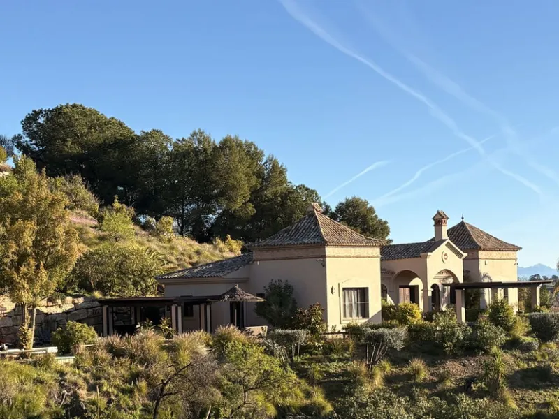 Located in the hills of Monda, this exceptional villa offers a perfect blend of nature and tranquility. The property features 4 comfortable bedrooms and 3 elegant bathrooms, making it an ideal retreat for families or those who enjoy hosting guests.