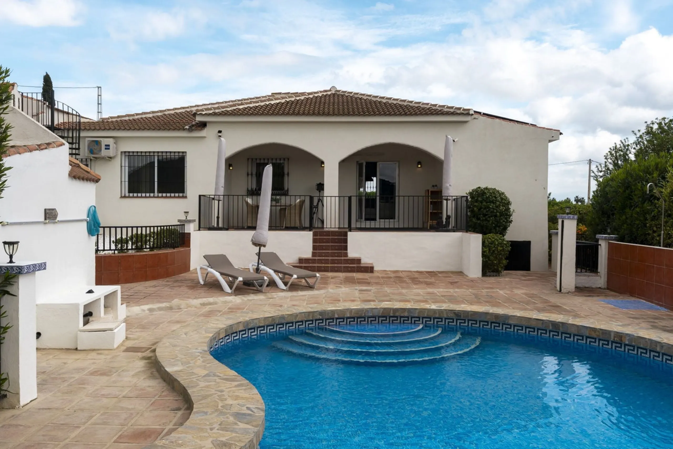 Set in a calm and picturesque countryside location, yet just a 10-minute drive from both Alhaurín el Grande and Coín, this beautifully renovated finca perfectly captures the essence of the modern Mediterranean lifestyle, with ample space, privacy, sunshin
