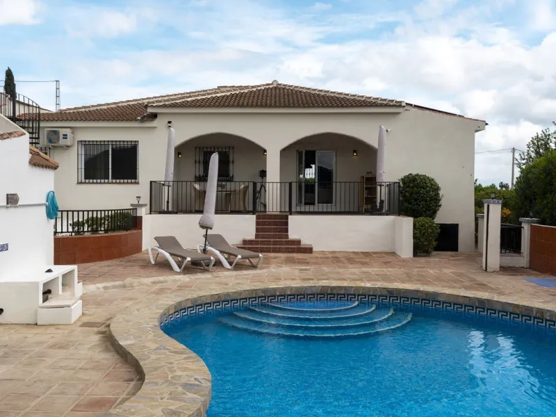 Set in a calm and picturesque countryside location, yet just a 10-minute drive from both Alhaurín el Grande and Coín, this beautifully renovated finca perfectly captures the essence of the modern Mediterranean lifestyle, with ample space, privacy, sunshin