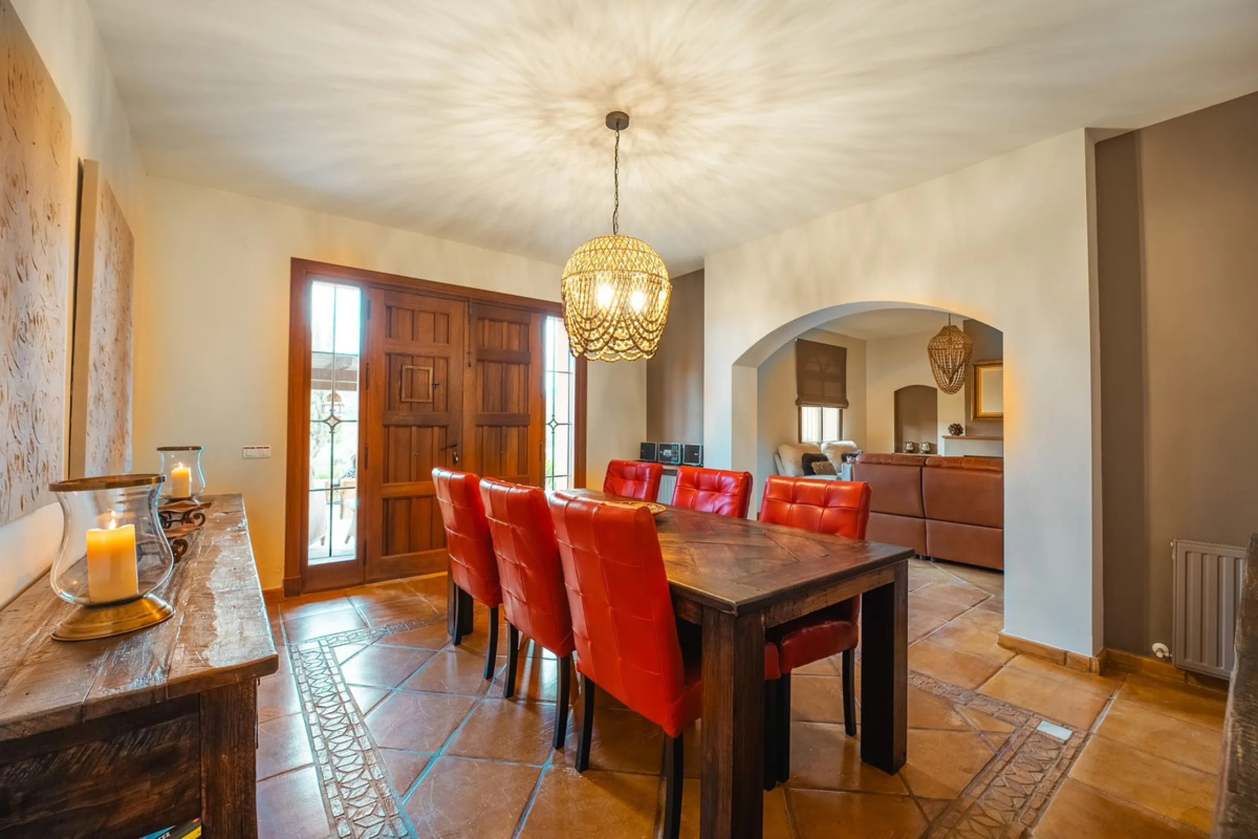 Located in the hills of Monda, this exceptional villa offers a perfect blend of nature and tranquility. The property features 4 comfortable bedrooms and 3 elegant bathrooms, making it an ideal retreat for families or those who enjoy hosting guests.