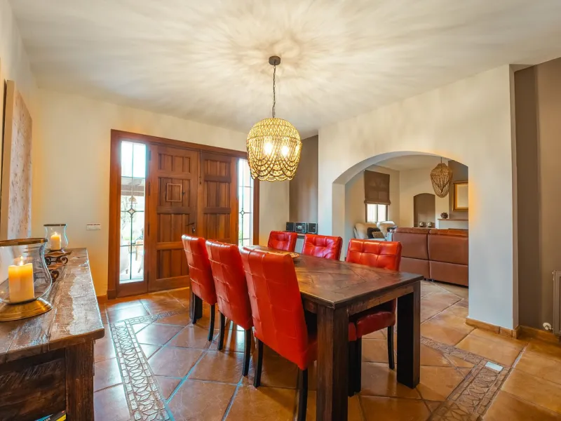 Located in the hills of Monda, this exceptional villa offers a perfect blend of nature and tranquility. The property features 4 comfortable bedrooms and 3 elegant bathrooms, making it an ideal retreat for families or those who enjoy hosting guests.