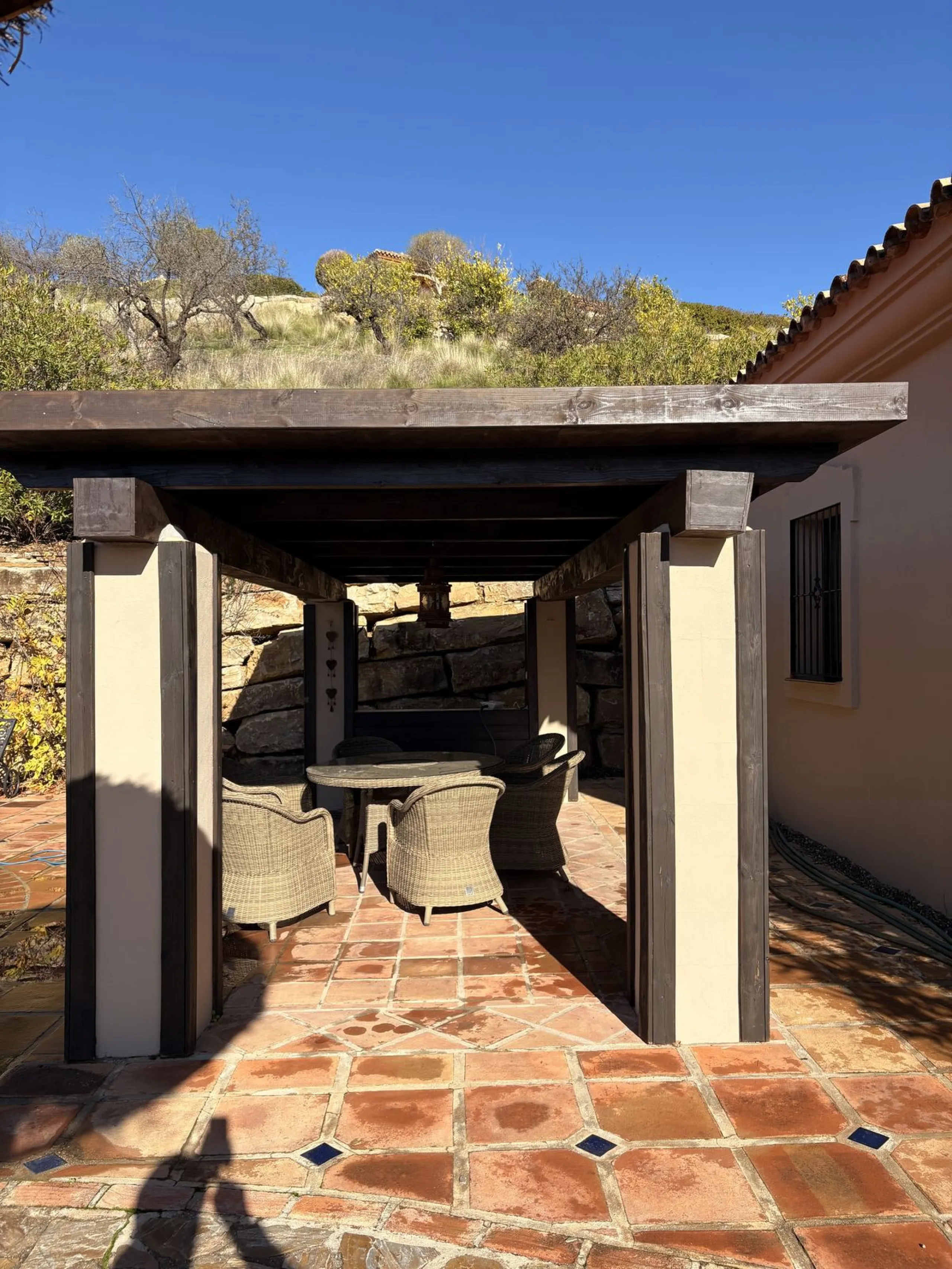 Located in the hills of Monda, this exceptional villa offers a perfect blend of nature and tranquility. The property features 4 comfortable bedrooms and 3 elegant bathrooms, making it an ideal retreat for families or those who enjoy hosting guests.