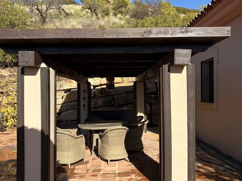 Located in the hills of Monda, this exceptional villa offers a perfect blend of nature and tranquility. The property features 4 comfortable bedrooms and 3 elegant bathrooms, making it an ideal retreat for families or those who enjoy hosting guests.