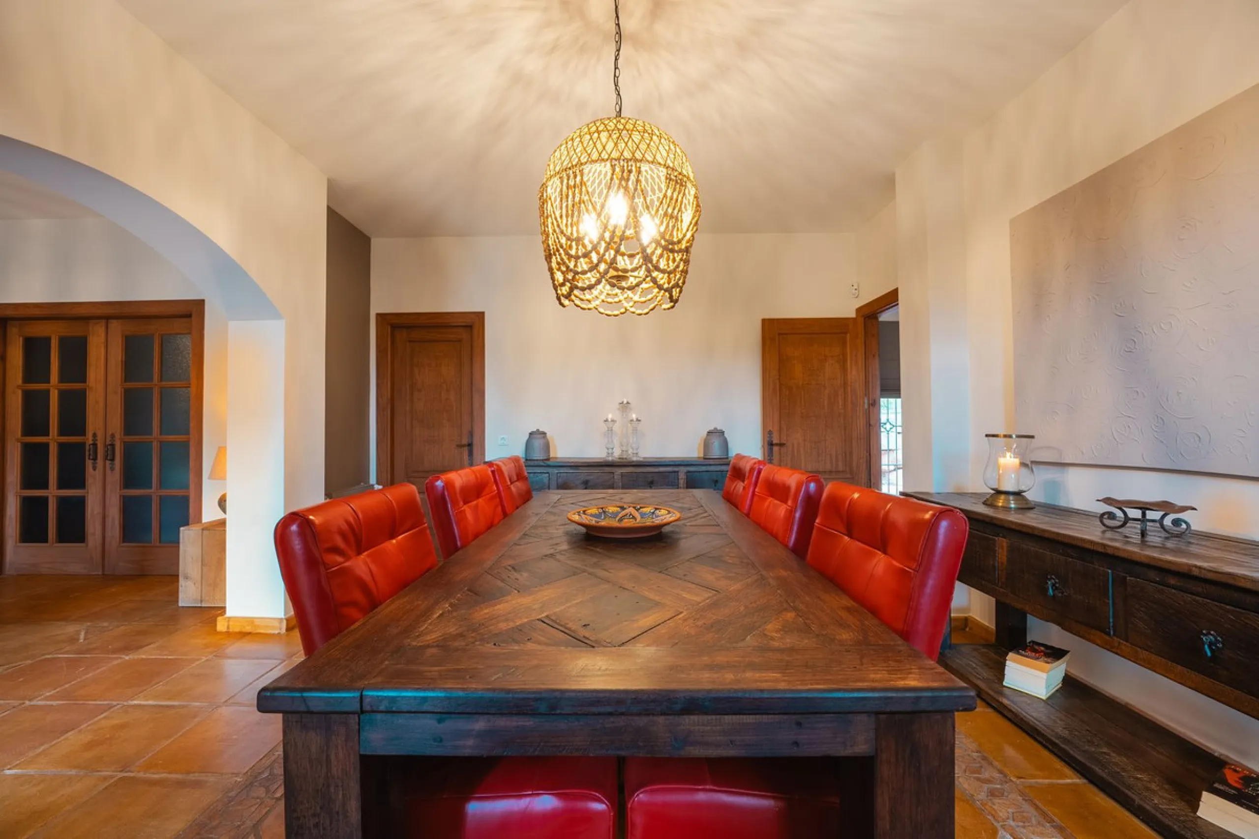 Located in the hills of Monda, this exceptional villa offers a perfect blend of nature and tranquility. The property features 4 comfortable bedrooms and 3 elegant bathrooms, making it an ideal retreat for families or those who enjoy hosting guests.
