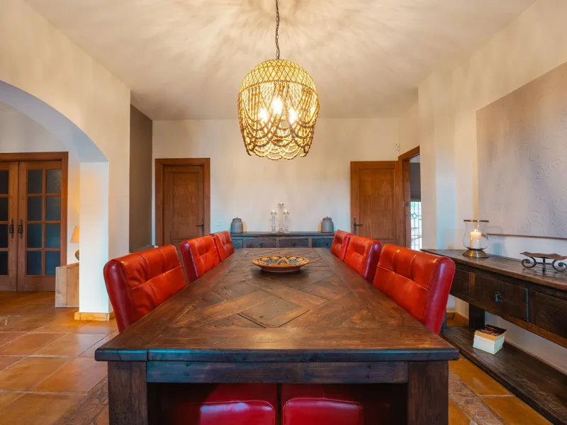 Located in the hills of Monda, this exceptional villa offers a perfect blend of nature and tranquility. The property features 4 comfortable bedrooms and 3 elegant bathrooms, making it an ideal retreat for families or those who enjoy hosting guests.