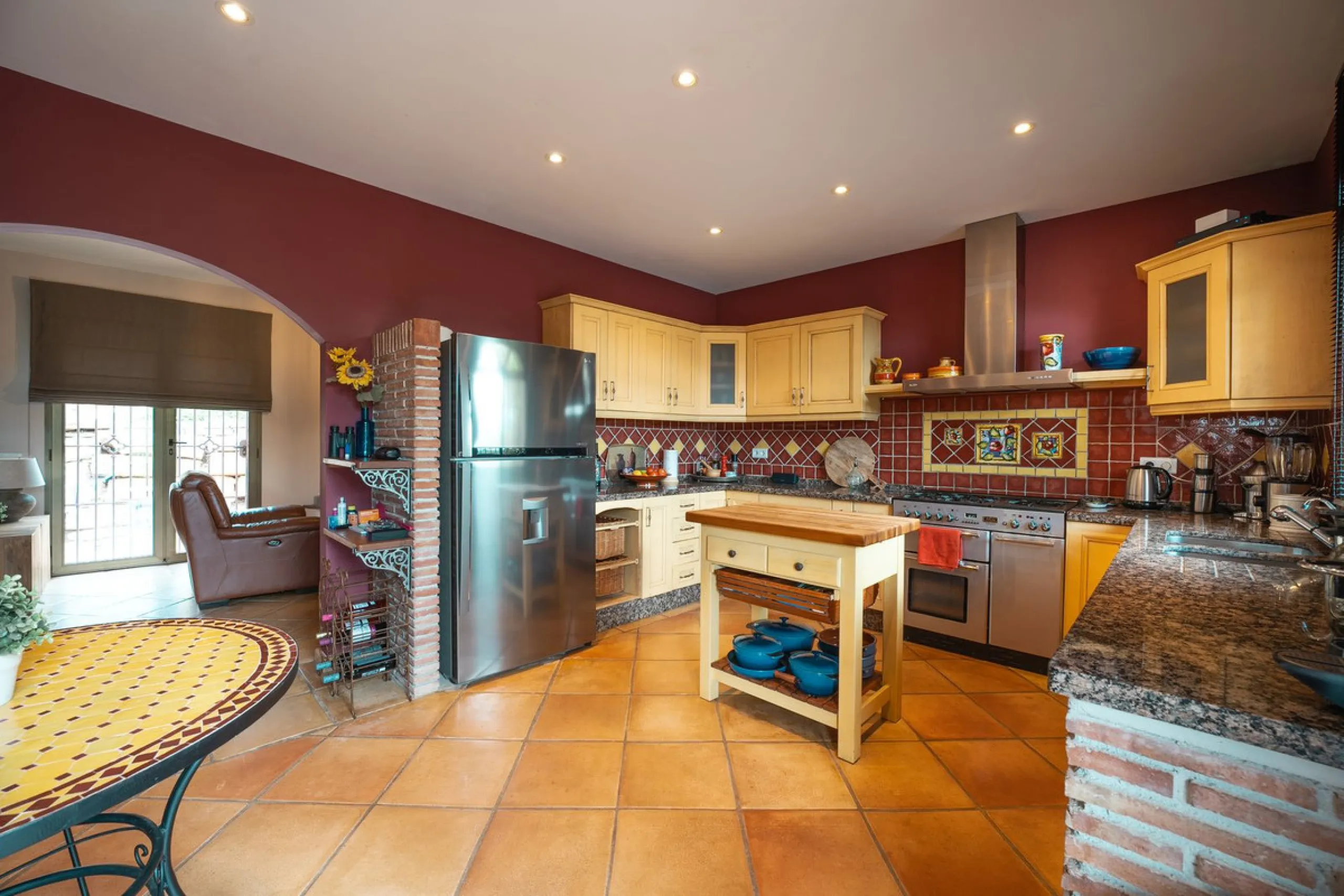Located in the hills of Monda, this exceptional villa offers a perfect blend of nature and tranquility. The property features 4 comfortable bedrooms and 3 elegant bathrooms, making it an ideal retreat for families or those who enjoy hosting guests.