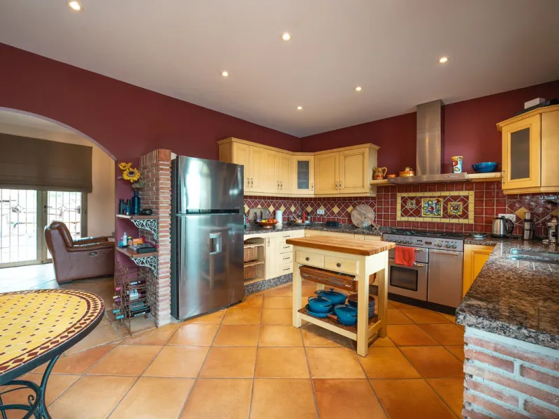Located in the hills of Monda, this exceptional villa offers a perfect blend of nature and tranquility. The property features 4 comfortable bedrooms and 3 elegant bathrooms, making it an ideal retreat for families or those who enjoy hosting guests.