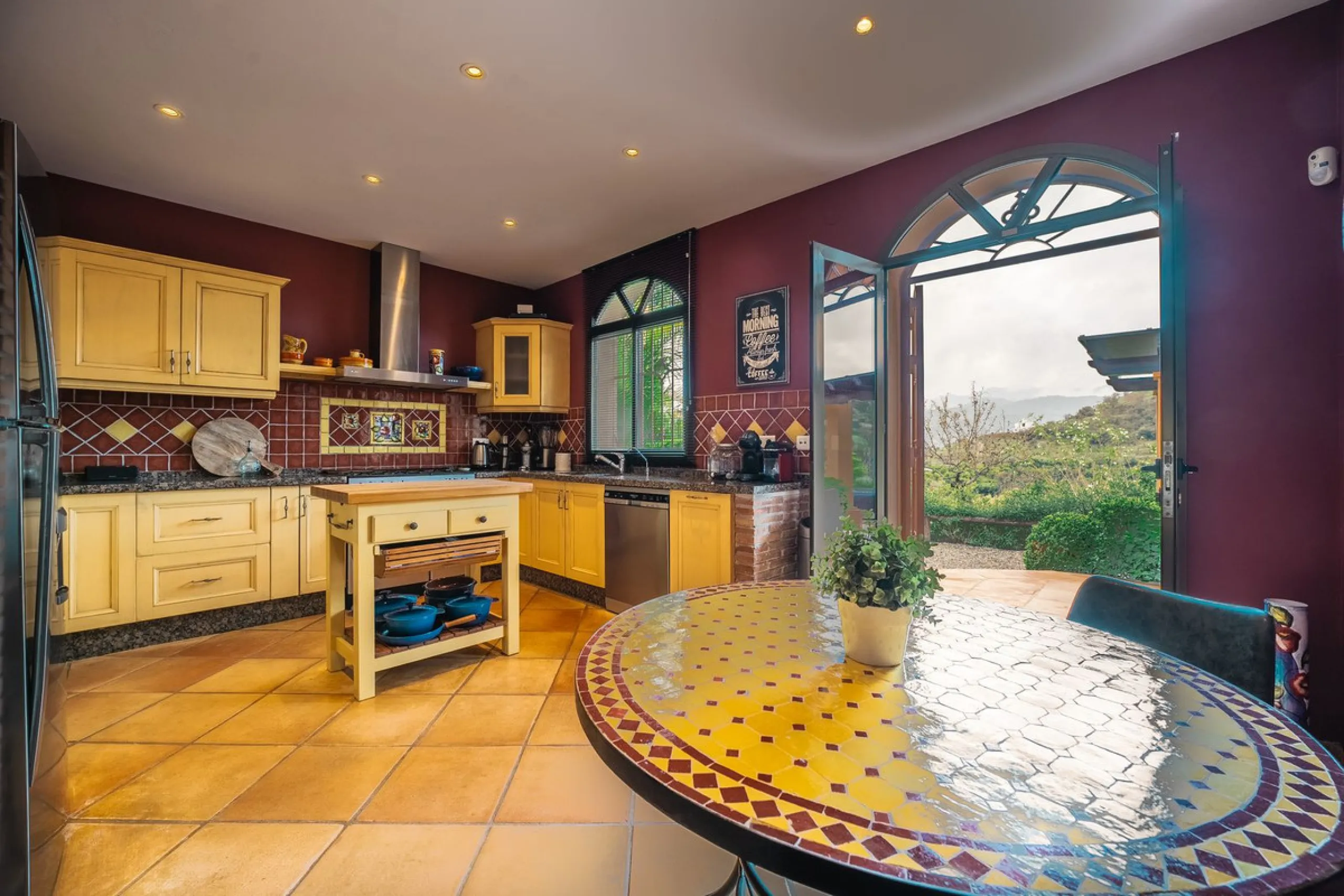 Located in the hills of Monda, this exceptional villa offers a perfect blend of nature and tranquility. The property features 4 comfortable bedrooms and 3 elegant bathrooms, making it an ideal retreat for families or those who enjoy hosting guests.