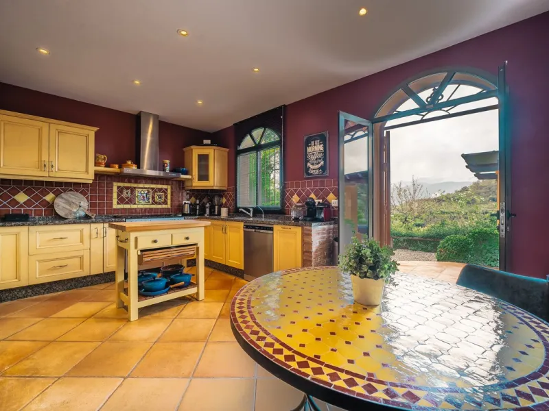 Located in the hills of Monda, this exceptional villa offers a perfect blend of nature and tranquility. The property features 4 comfortable bedrooms and 3 elegant bathrooms, making it an ideal retreat for families or those who enjoy hosting guests.