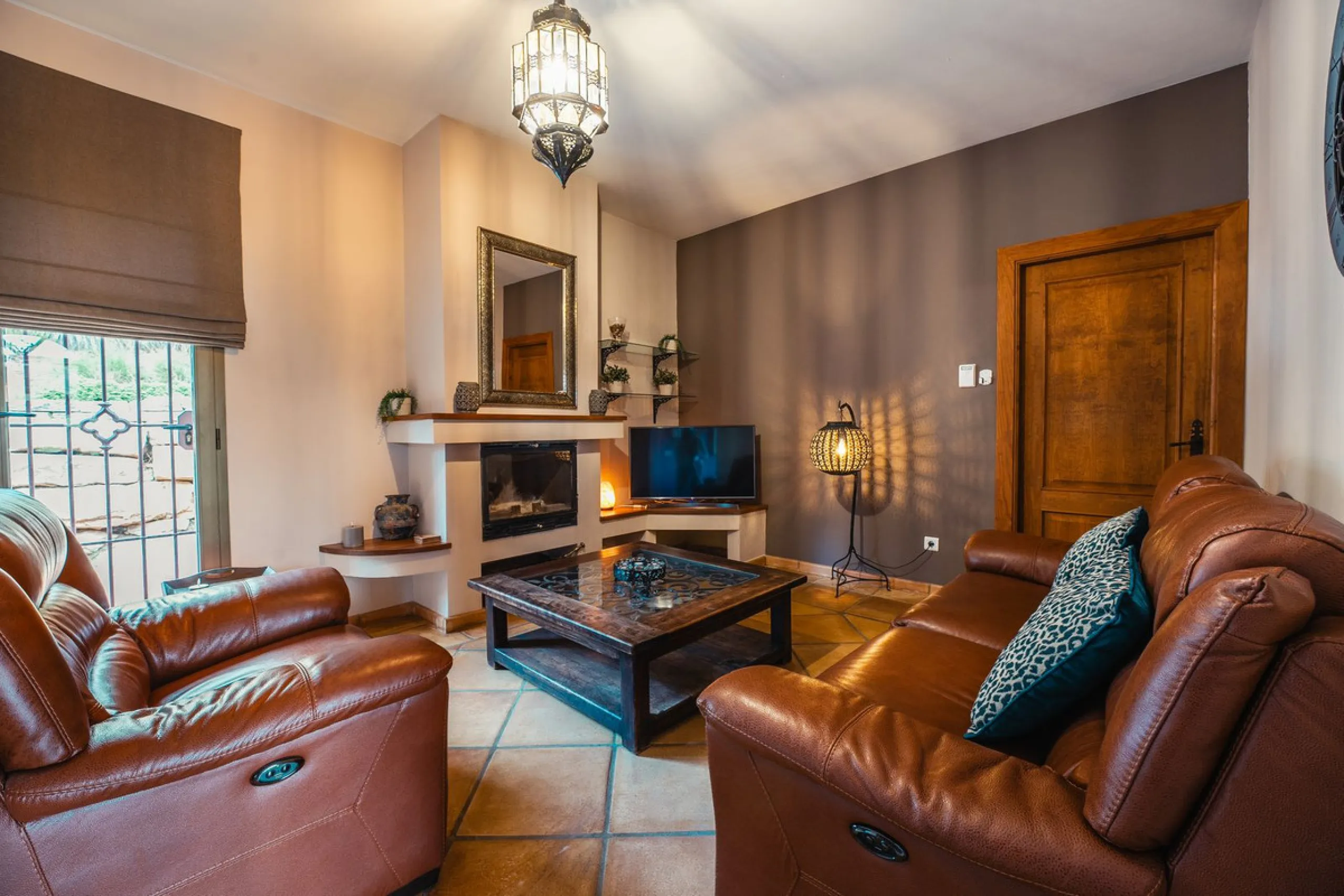 Located in the hills of Monda, this exceptional villa offers a perfect blend of nature and tranquility. The property features 4 comfortable bedrooms and 3 elegant bathrooms, making it an ideal retreat for families or those who enjoy hosting guests.