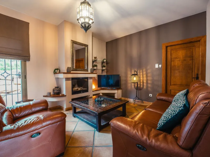 Located in the hills of Monda, this exceptional villa offers a perfect blend of nature and tranquility. The property features 4 comfortable bedrooms and 3 elegant bathrooms, making it an ideal retreat for families or those who enjoy hosting guests.