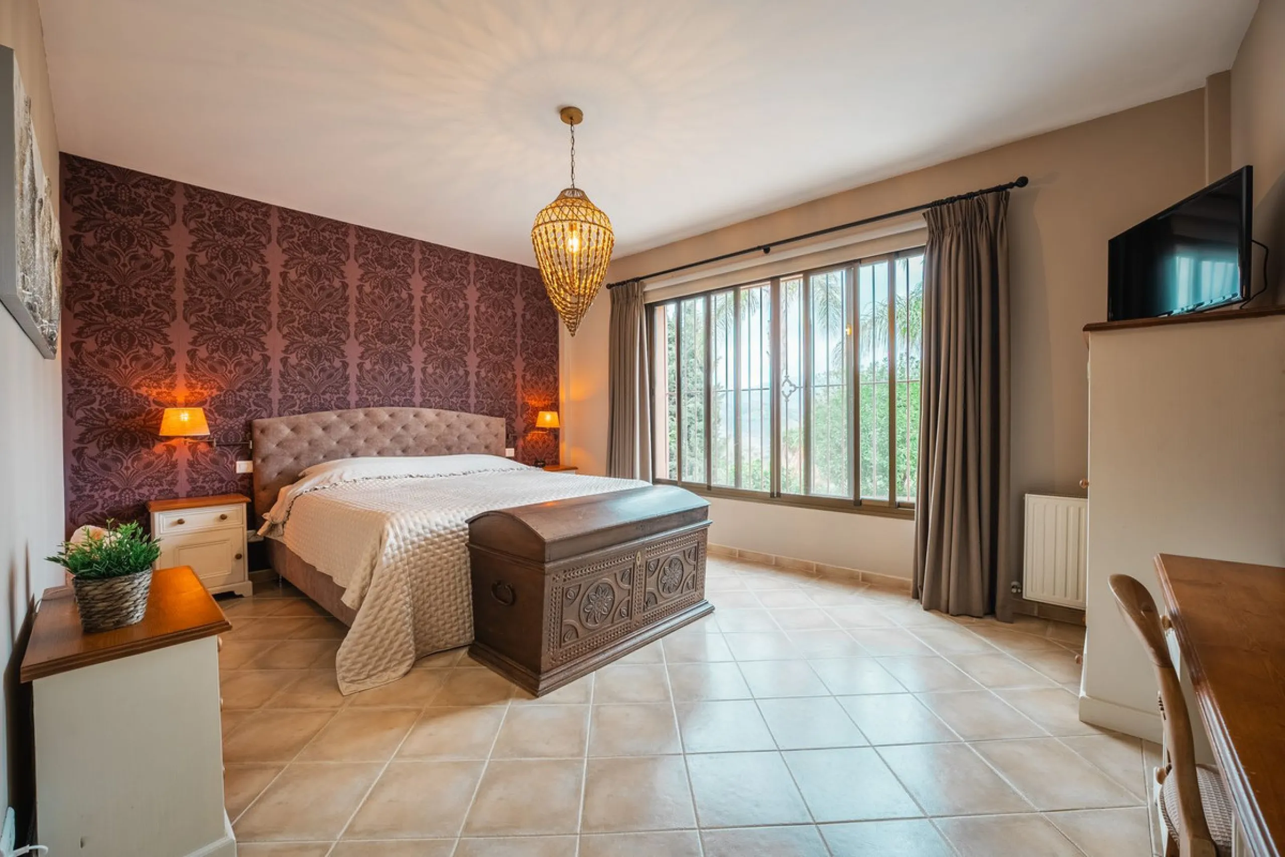 Located in the hills of Monda, this exceptional villa offers a perfect blend of nature and tranquility. The property features 4 comfortable bedrooms and 3 elegant bathrooms, making it an ideal retreat for families or those who enjoy hosting guests.