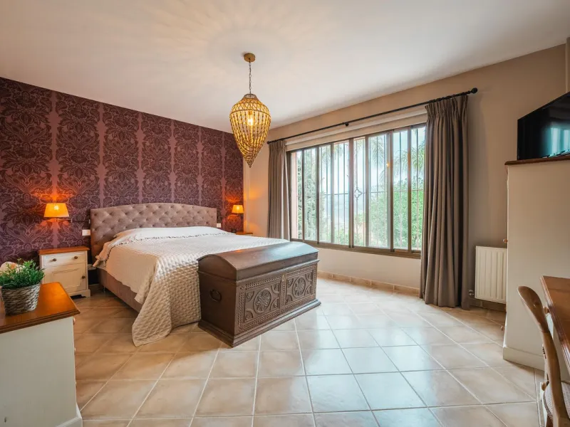 Located in the hills of Monda, this exceptional villa offers a perfect blend of nature and tranquility. The property features 4 comfortable bedrooms and 3 elegant bathrooms, making it an ideal retreat for families or those who enjoy hosting guests.