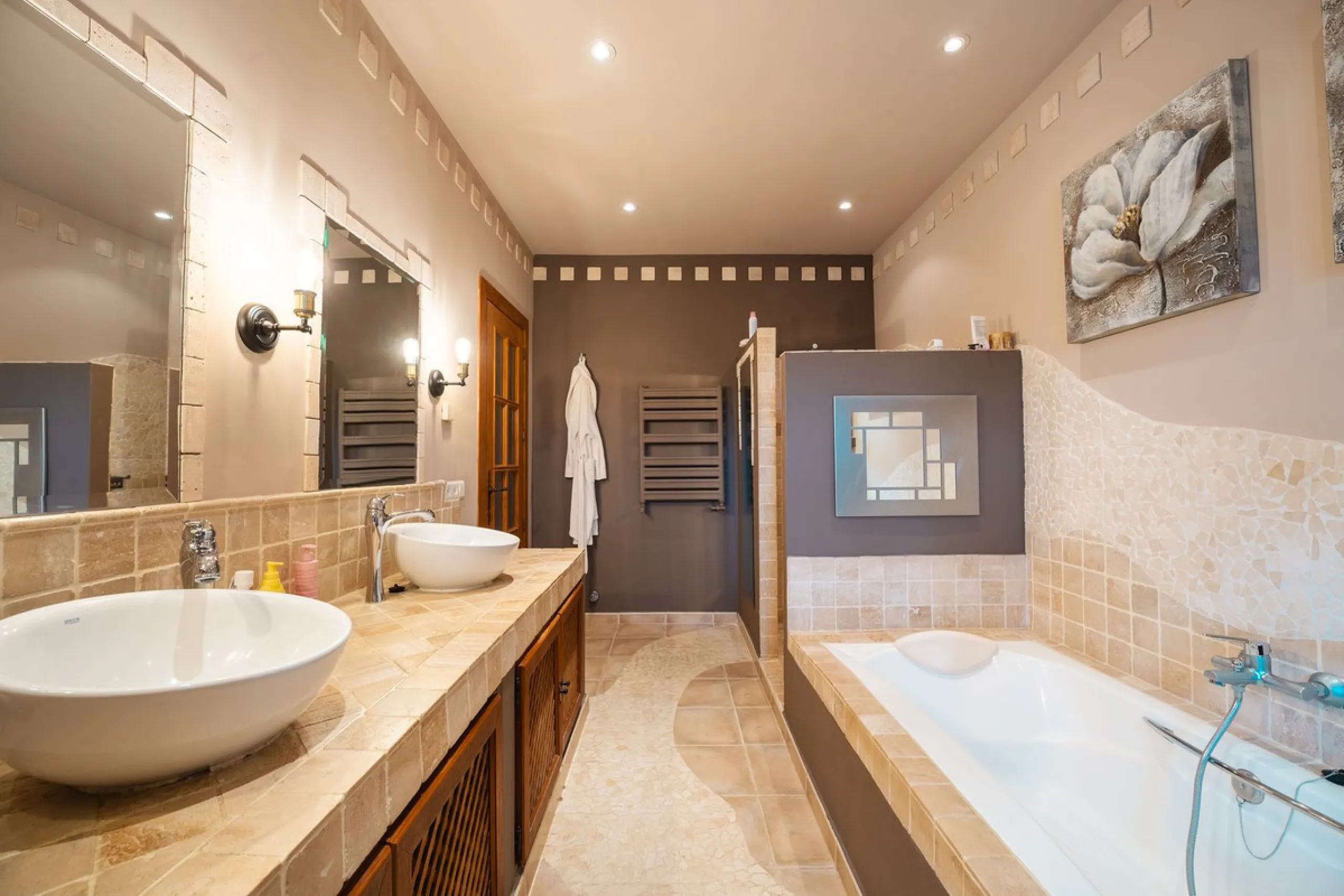 Located in the hills of Monda, this exceptional villa offers a perfect blend of nature and tranquility. The property features 4 comfortable bedrooms and 3 elegant bathrooms, making it an ideal retreat for families or those who enjoy hosting guests.