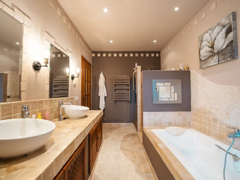Located in the hills of Monda, this exceptional villa offers a perfect blend of nature and tranquility. The property features 4 comfortable bedrooms and 3 elegant bathrooms, making it an ideal retreat for families or those who enjoy hosting guests.