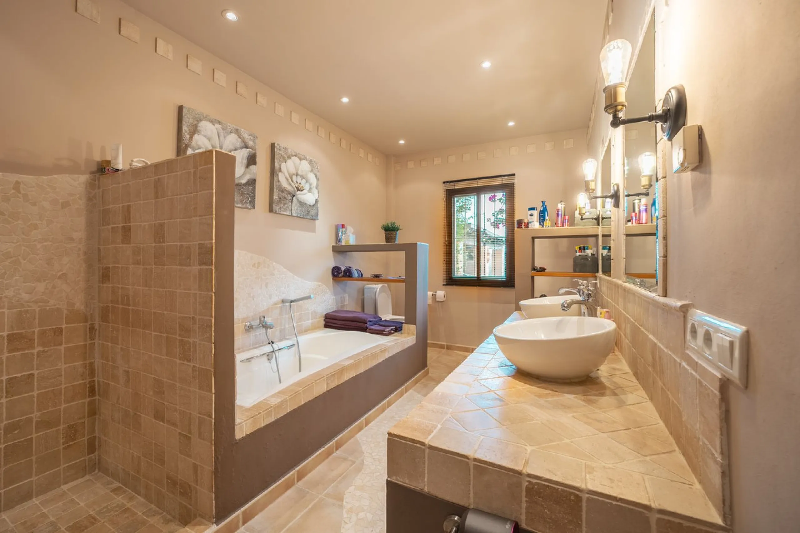Located in the hills of Monda, this exceptional villa offers a perfect blend of nature and tranquility. The property features 4 comfortable bedrooms and 3 elegant bathrooms, making it an ideal retreat for families or those who enjoy hosting guests.
