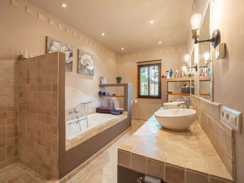 Located in the hills of Monda, this exceptional villa offers a perfect blend of nature and tranquility. The property features 4 comfortable bedrooms and 3 elegant bathrooms, making it an ideal retreat for families or those who enjoy hosting guests.