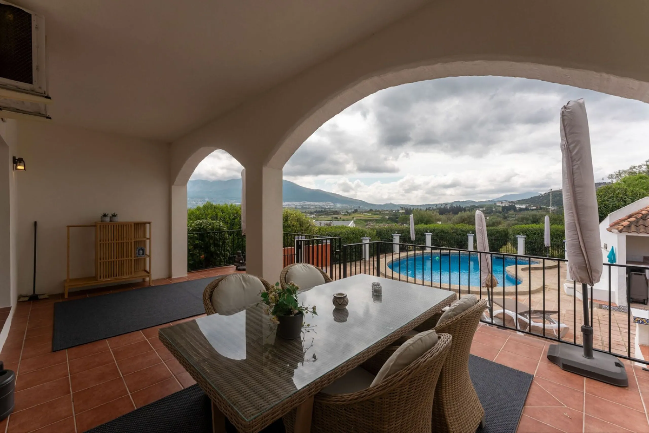 Set in a calm and picturesque countryside location, yet just a 10-minute drive from both Alhaurín el Grande and Coín, this beautifully renovated finca perfectly captures the essence of the modern Mediterranean lifestyle, with ample space, privacy, sunshin