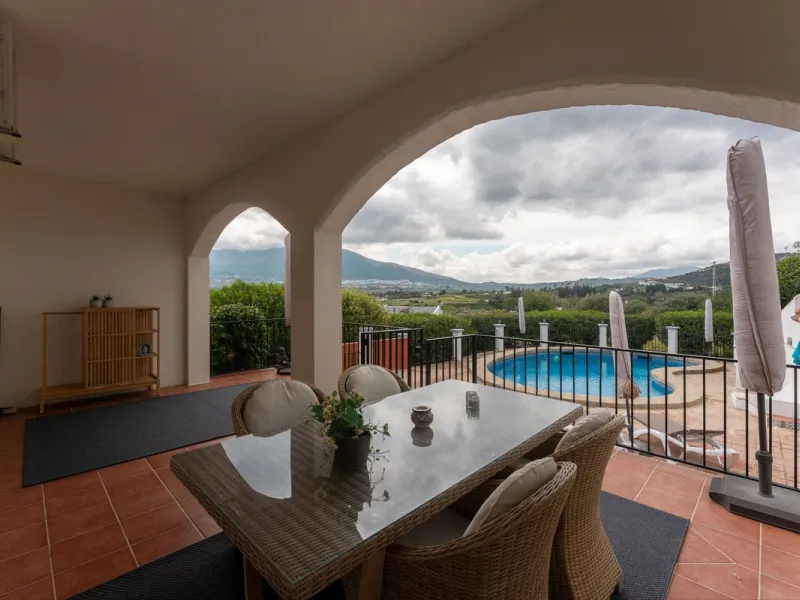 Set in a calm and picturesque countryside location, yet just a 10-minute drive from both Alhaurín el Grande and Coín, this beautifully renovated finca perfectly captures the essence of the modern Mediterranean lifestyle, with ample space, privacy, sunshin