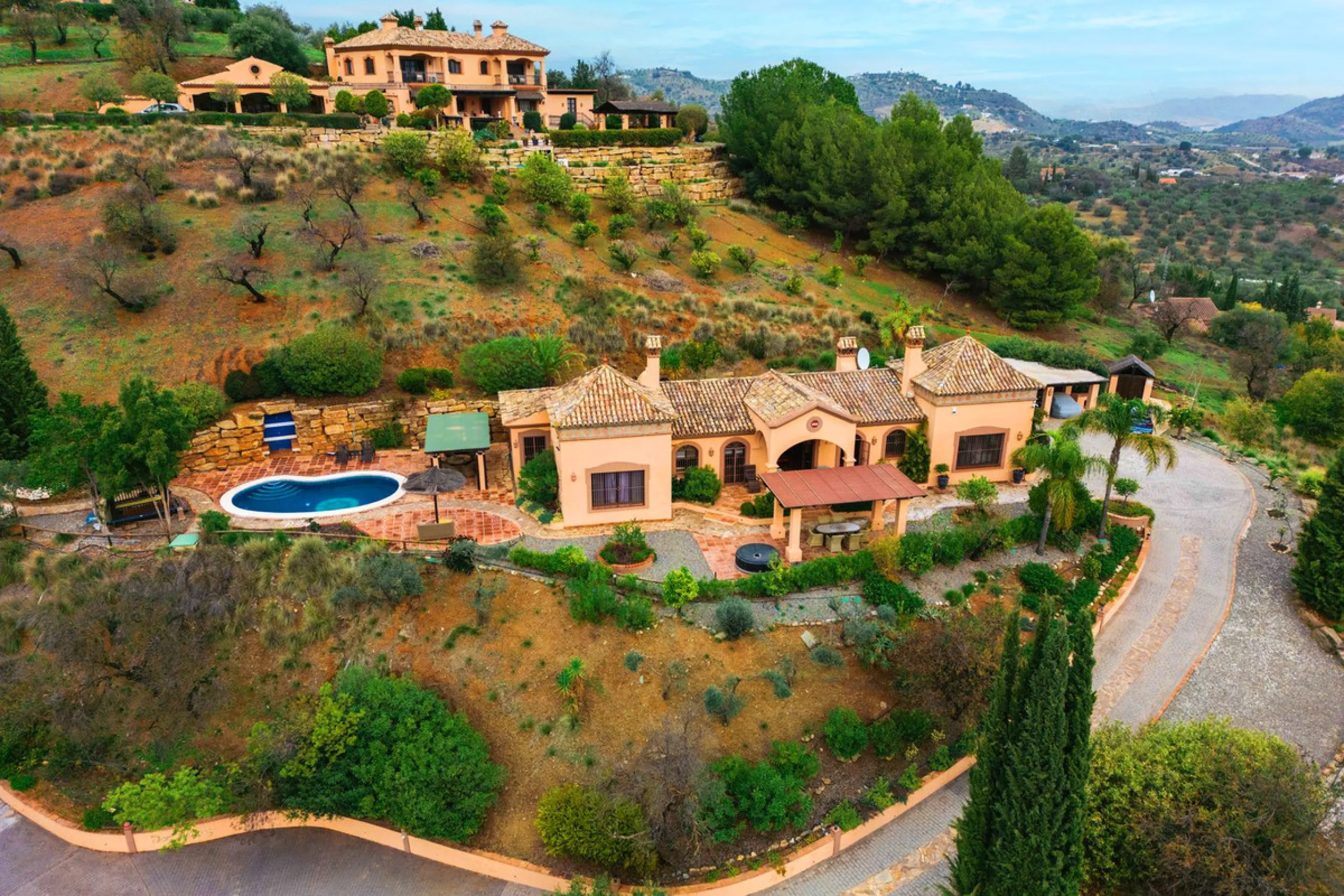 Located in the hills of Monda, this exceptional villa offers a perfect blend of nature and tranquility. The property features 4 comfortable bedrooms and 3 elegant bathrooms, making it an ideal retreat for families or those who enjoy hosting guests.