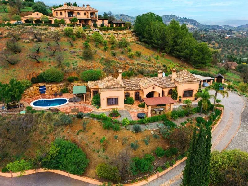 Located in the hills of Monda, this exceptional villa offers a perfect blend of nature and tranquility. The property features 4 comfortable bedrooms and 3 elegant bathrooms, making it an ideal retreat for families or those who enjoy hosting guests.