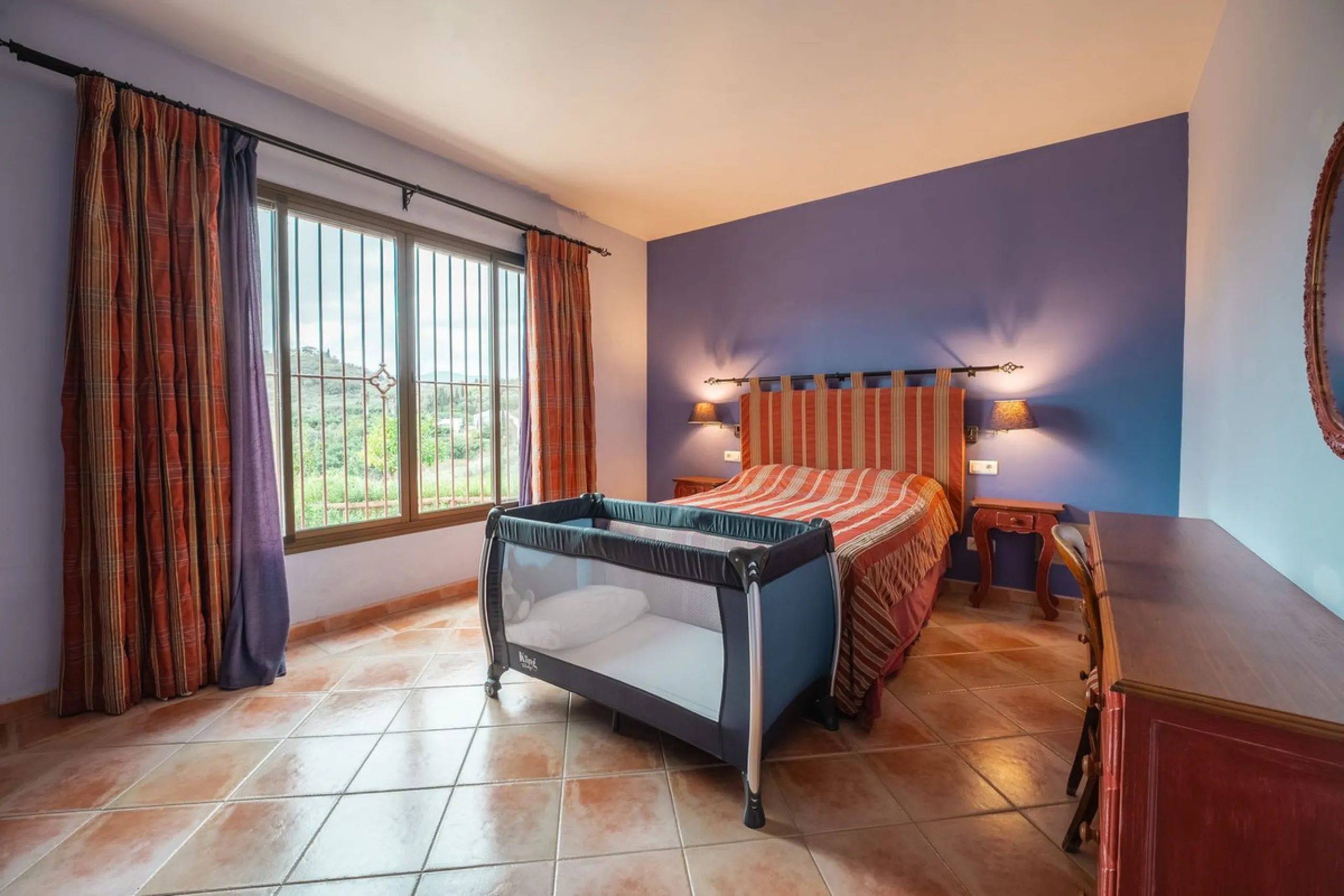 Located in the hills of Monda, this exceptional villa offers a perfect blend of nature and tranquility. The property features 4 comfortable bedrooms and 3 elegant bathrooms, making it an ideal retreat for families or those who enjoy hosting guests.