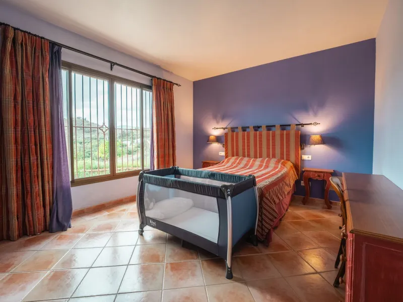 Located in the hills of Monda, this exceptional villa offers a perfect blend of nature and tranquility. The property features 4 comfortable bedrooms and 3 elegant bathrooms, making it an ideal retreat for families or those who enjoy hosting guests.