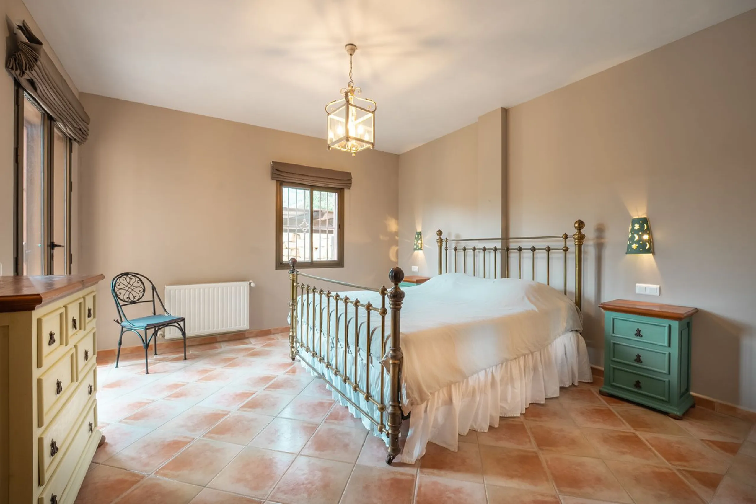 Located in the hills of Monda, this exceptional villa offers a perfect blend of nature and tranquility. The property features 4 comfortable bedrooms and 3 elegant bathrooms, making it an ideal retreat for families or those who enjoy hosting guests.