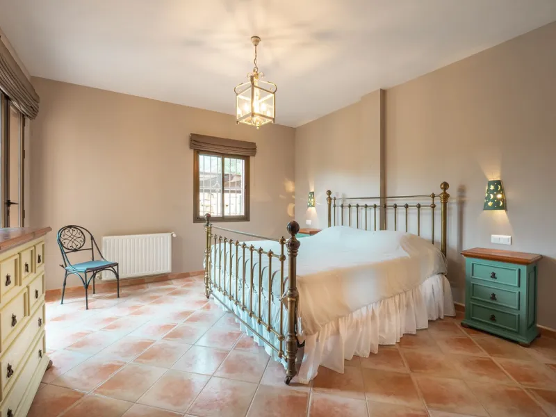 Located in the hills of Monda, this exceptional villa offers a perfect blend of nature and tranquility. The property features 4 comfortable bedrooms and 3 elegant bathrooms, making it an ideal retreat for families or those who enjoy hosting guests.