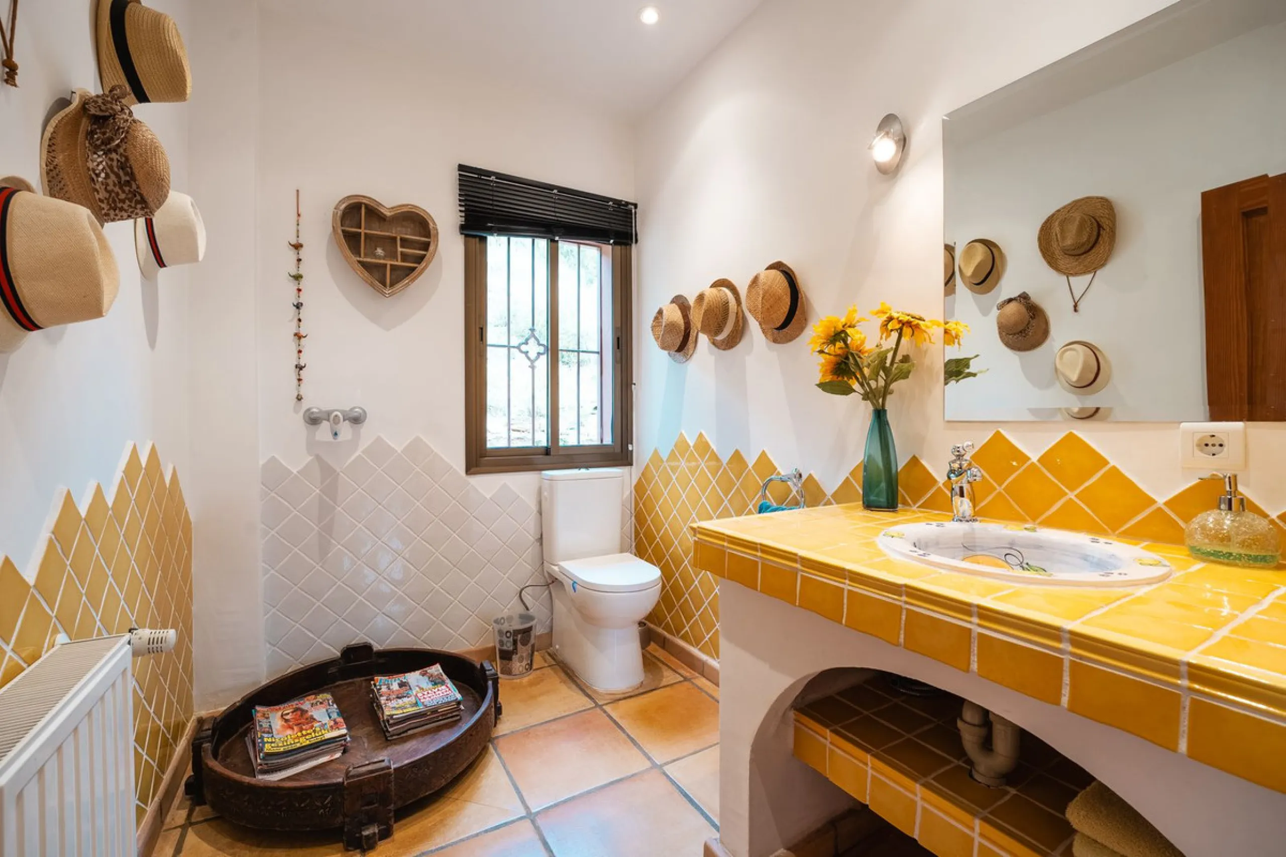 Located in the hills of Monda, this exceptional villa offers a perfect blend of nature and tranquility. The property features 4 comfortable bedrooms and 3 elegant bathrooms, making it an ideal retreat for families or those who enjoy hosting guests.