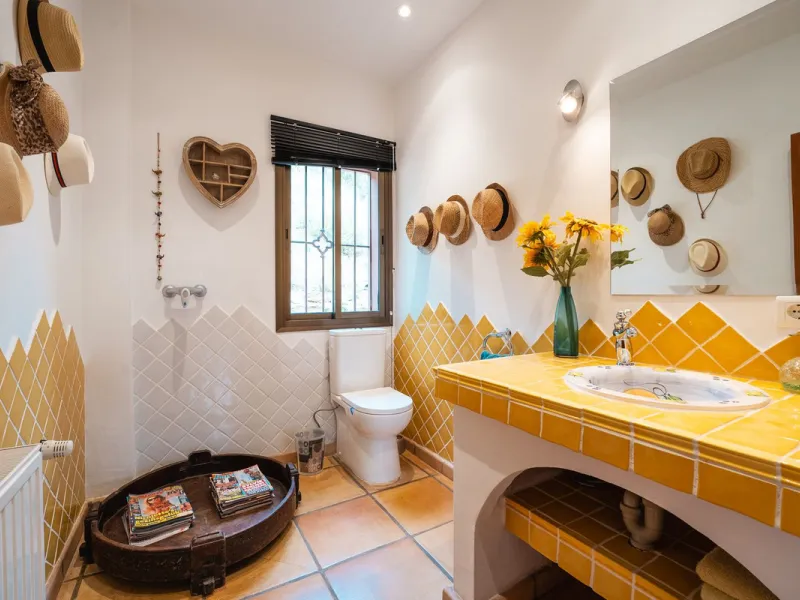 Located in the hills of Monda, this exceptional villa offers a perfect blend of nature and tranquility. The property features 4 comfortable bedrooms and 3 elegant bathrooms, making it an ideal retreat for families or those who enjoy hosting guests.