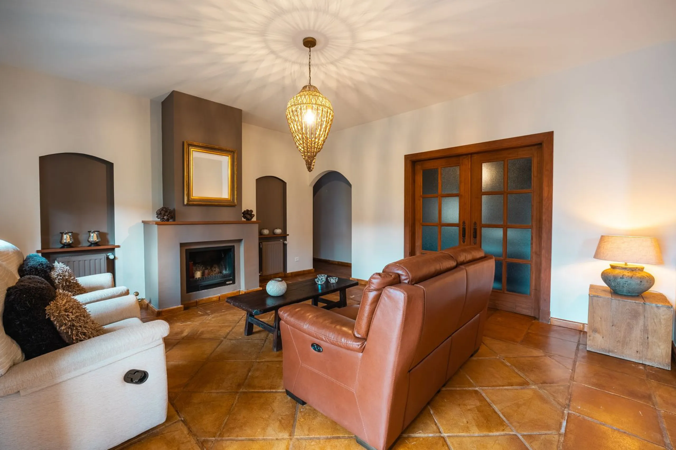 Located in the hills of Monda, this exceptional villa offers a perfect blend of nature and tranquility. The property features 4 comfortable bedrooms and 3 elegant bathrooms, making it an ideal retreat for families or those who enjoy hosting guests.