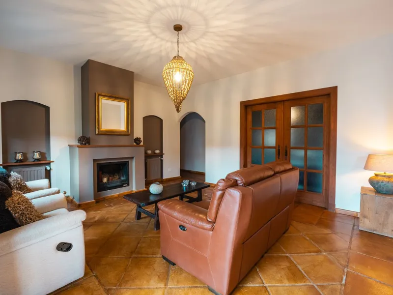 Located in the hills of Monda, this exceptional villa offers a perfect blend of nature and tranquility. The property features 4 comfortable bedrooms and 3 elegant bathrooms, making it an ideal retreat for families or those who enjoy hosting guests.