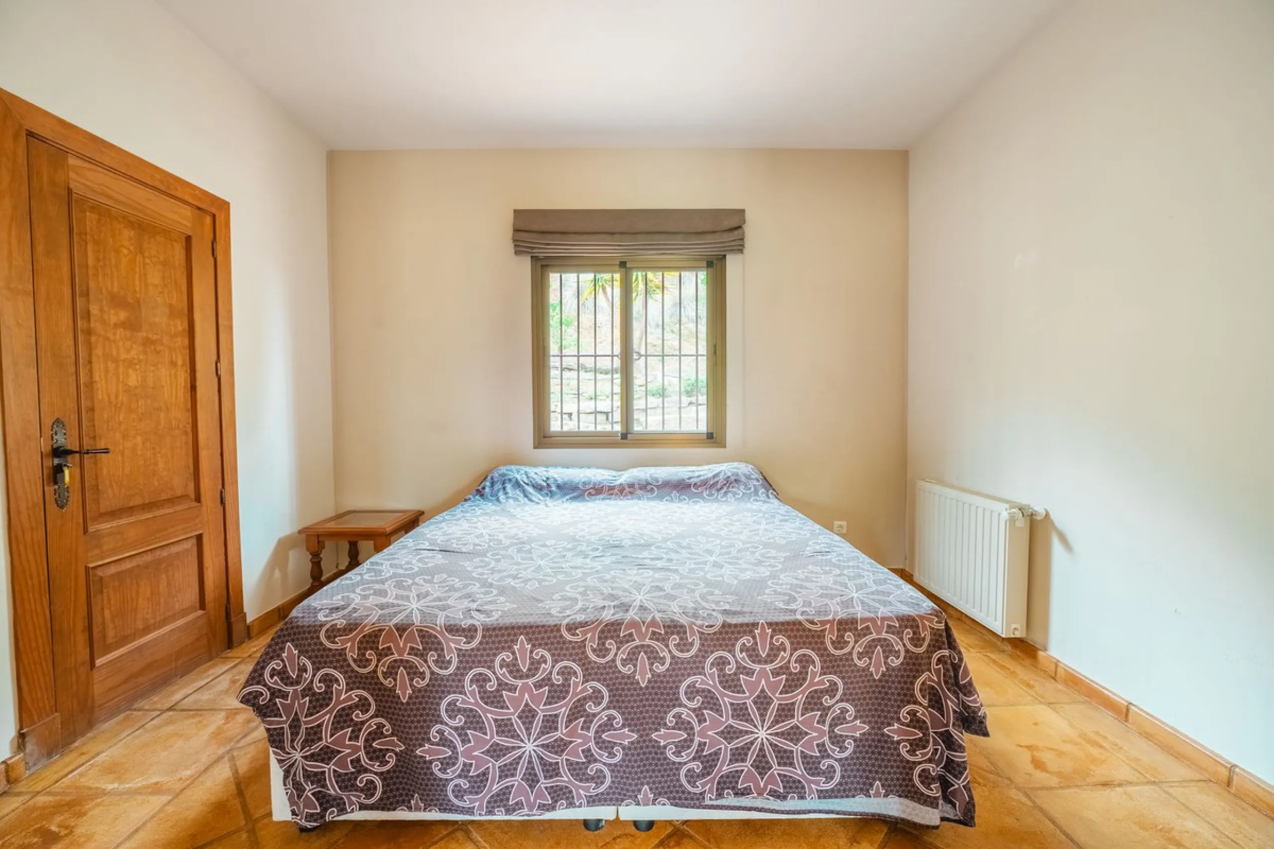 Located in the hills of Monda, this exceptional villa offers a perfect blend of nature and tranquility. The property features 4 comfortable bedrooms and 3 elegant bathrooms, making it an ideal retreat for families or those who enjoy hosting guests.