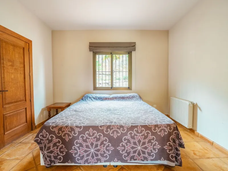 Located in the hills of Monda, this exceptional villa offers a perfect blend of nature and tranquility. The property features 4 comfortable bedrooms and 3 elegant bathrooms, making it an ideal retreat for families or those who enjoy hosting guests.