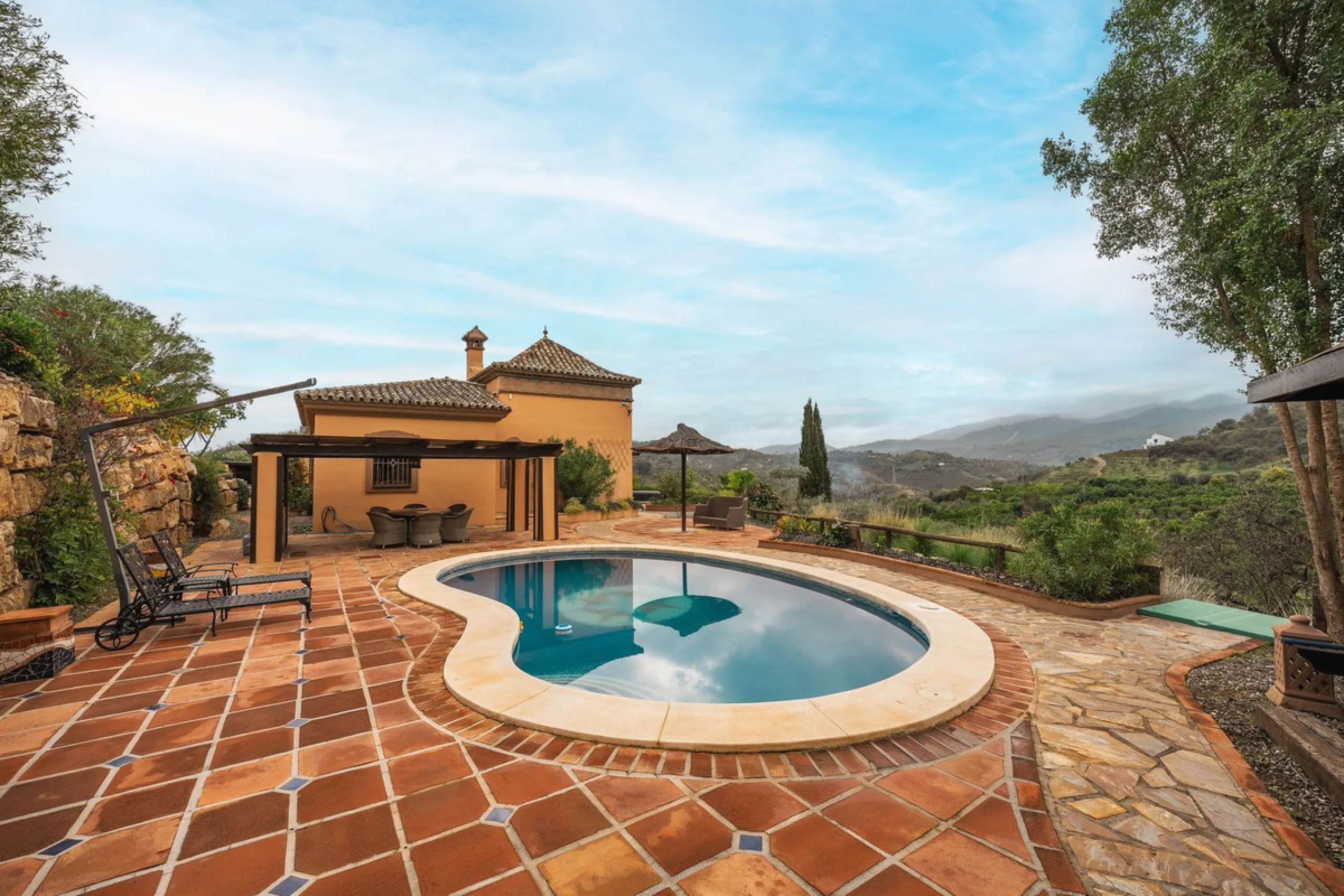 Located in the hills of Monda, this exceptional villa offers a perfect blend of nature and tranquility. The property features 4 comfortable bedrooms and 3 elegant bathrooms, making it an ideal retreat for families or those who enjoy hosting guests.