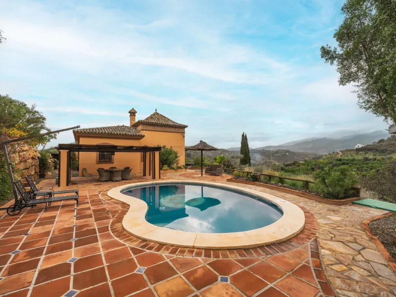 Located in the hills of Monda, this exceptional villa offers a perfect blend of nature and tranquility. The property features 4 comfortable bedrooms and 3 elegant bathrooms, making it an ideal retreat for families or those who enjoy hosting guests.